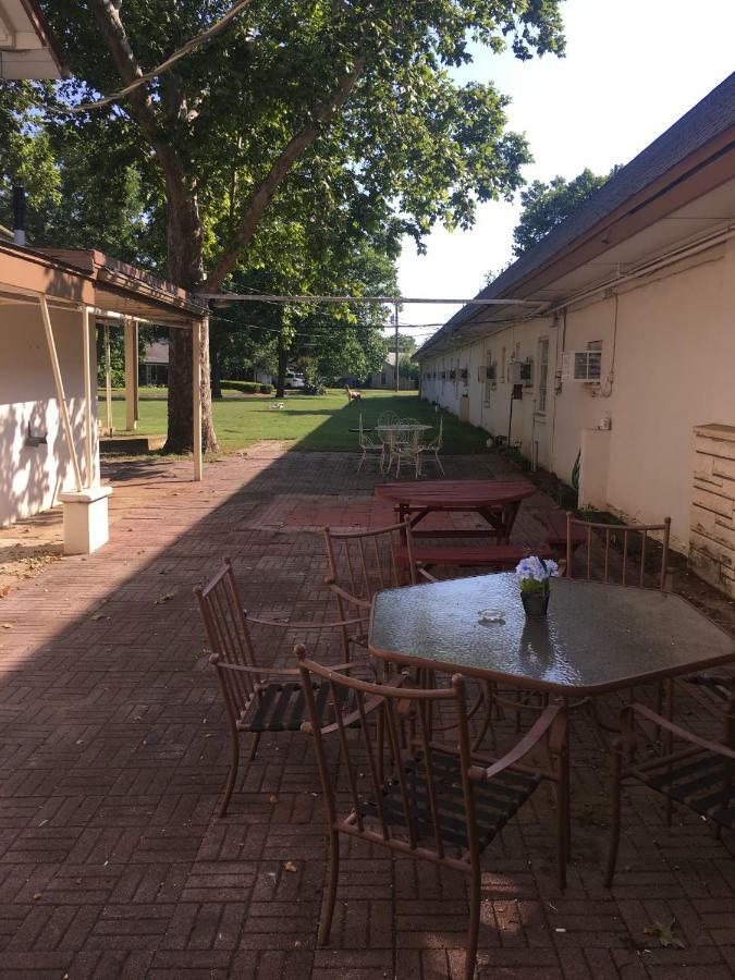 Azure Hills Inn And Suites Fredericksburg Exterior foto
